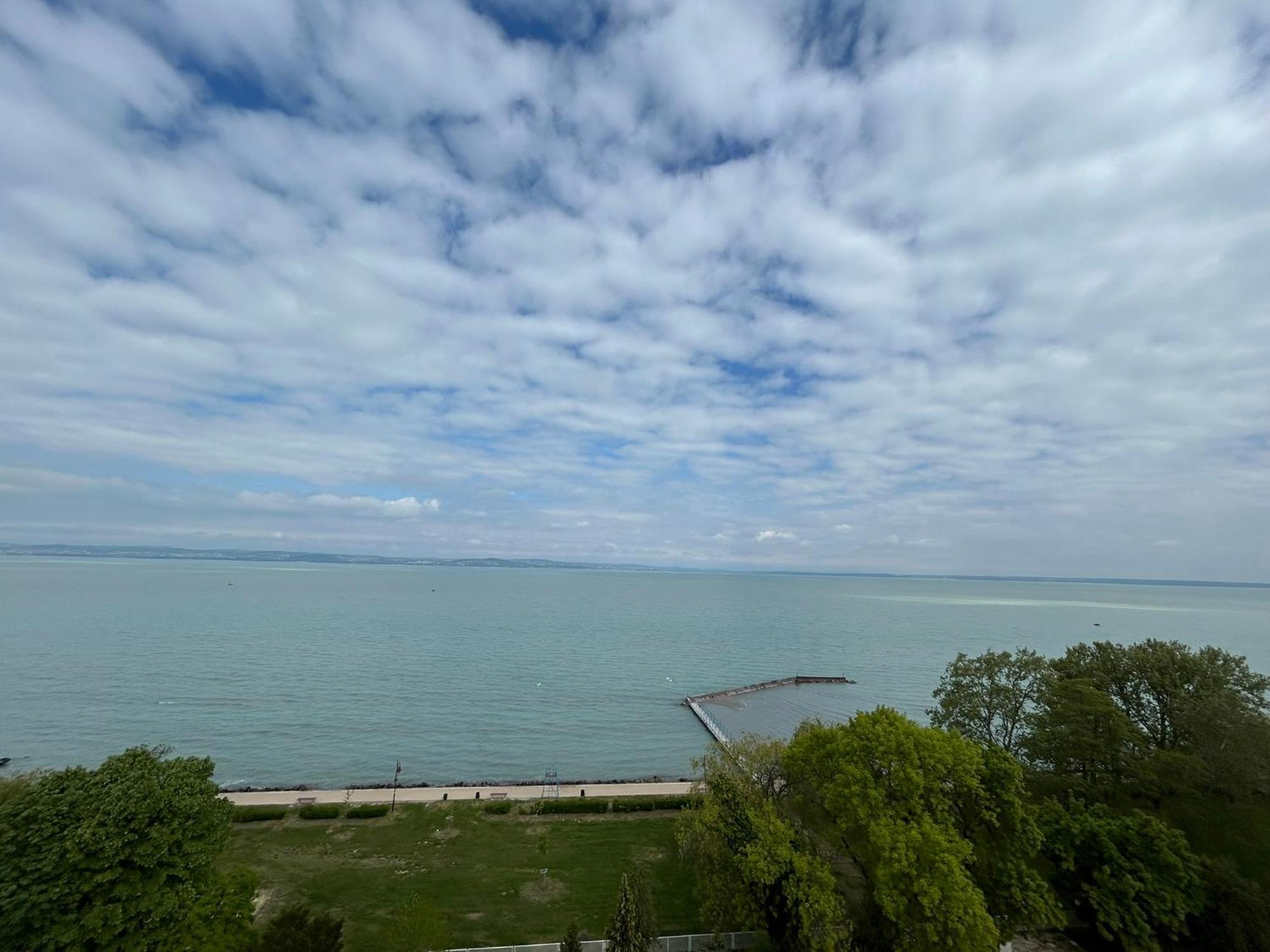 Aranypart Szallo-Koezoessegi Szallashely Siófok Esterno foto