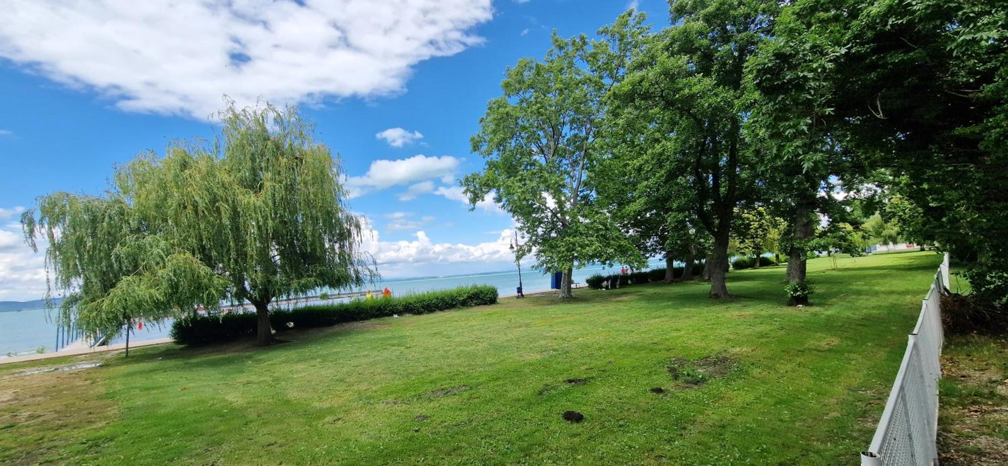 Aranypart Szallo-Koezoessegi Szallashely Siófok Esterno foto